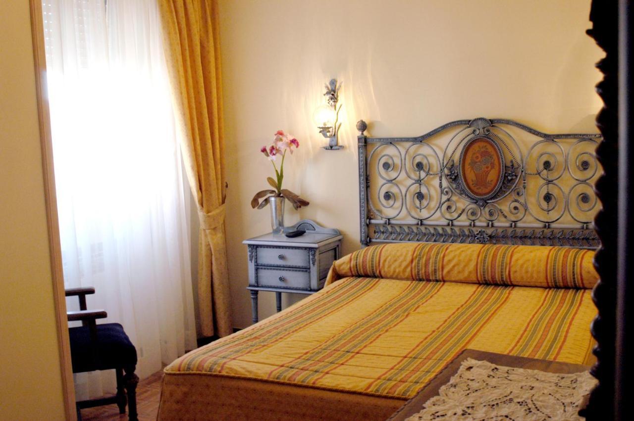 Hotel Julia Aranda de Duero Oda fotoğraf